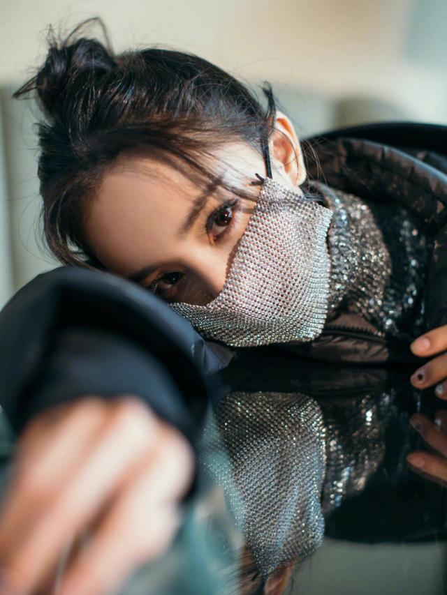 带货女王杨幂因带钻石口罩又登上了社交平台热搜 时尚 第1张