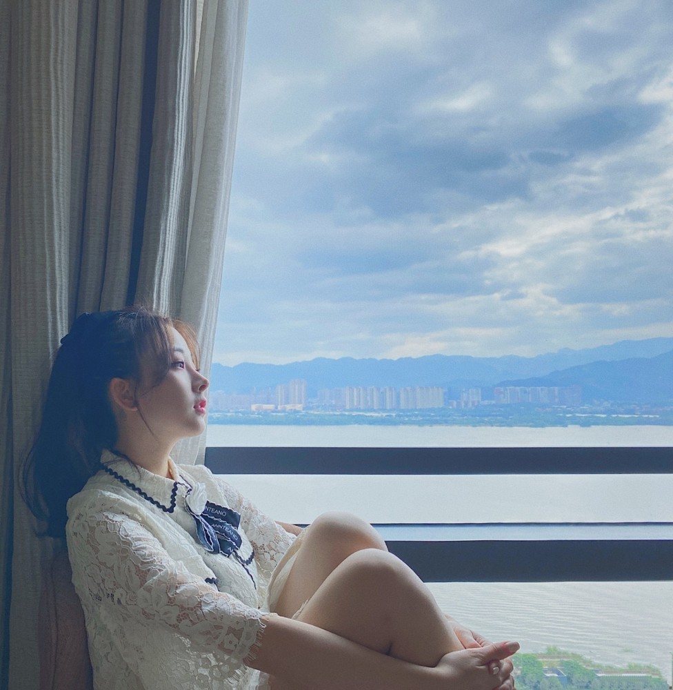 何曼婷挑染双辫，复古格纹呢子西装配短裤潮力四射 时尚 第7张