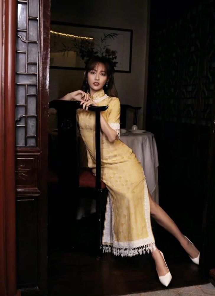 张嘉倪一袭黄色流苏旗袍裙，拍出绝美中国风 明星搭配 第2张