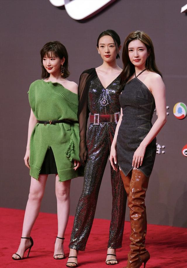毛晓彤针织衫还要斜着穿，秀一边肩膀一般人难驾驭 时尚 第4张