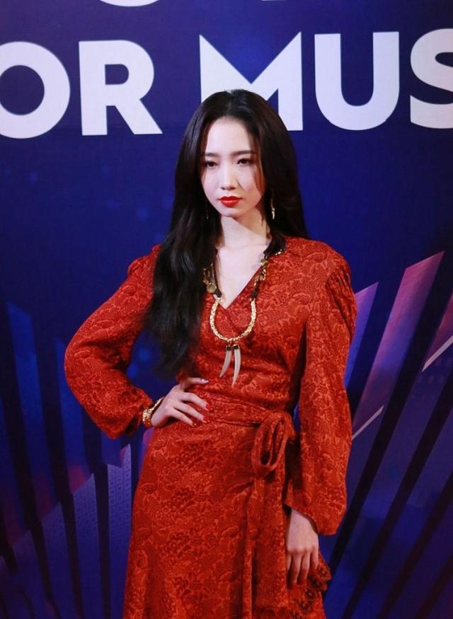 孟美岐身穿红色长裙出席活动，小小年纪却穿得像40岁 时尚 第3张