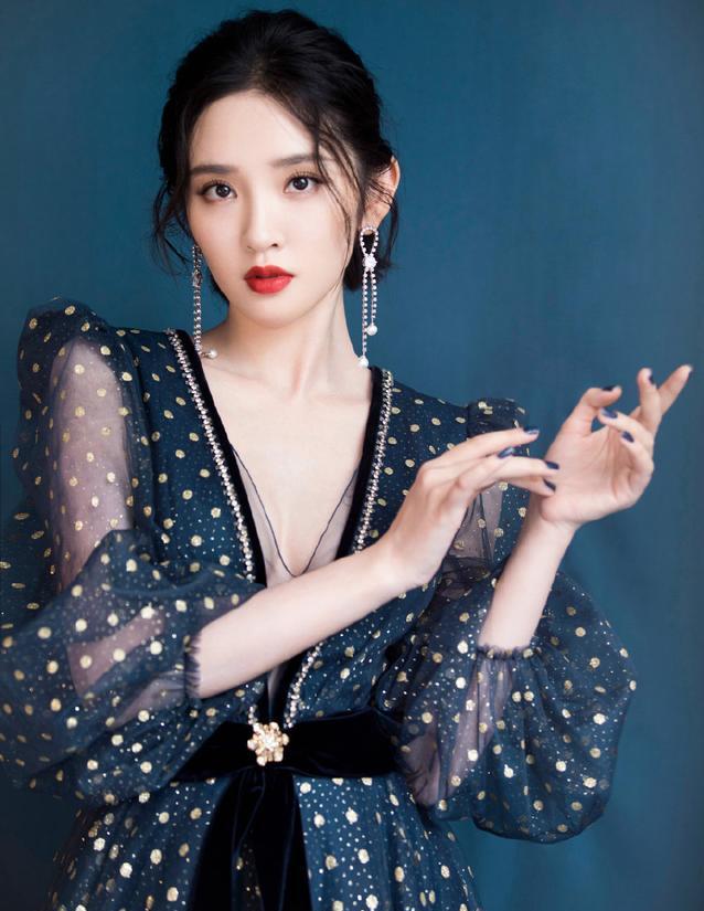 唐艺昕穿深V波点纱裙，气质和甜美长相不搭，张若昀怎么不管管？ 时尚 第5张