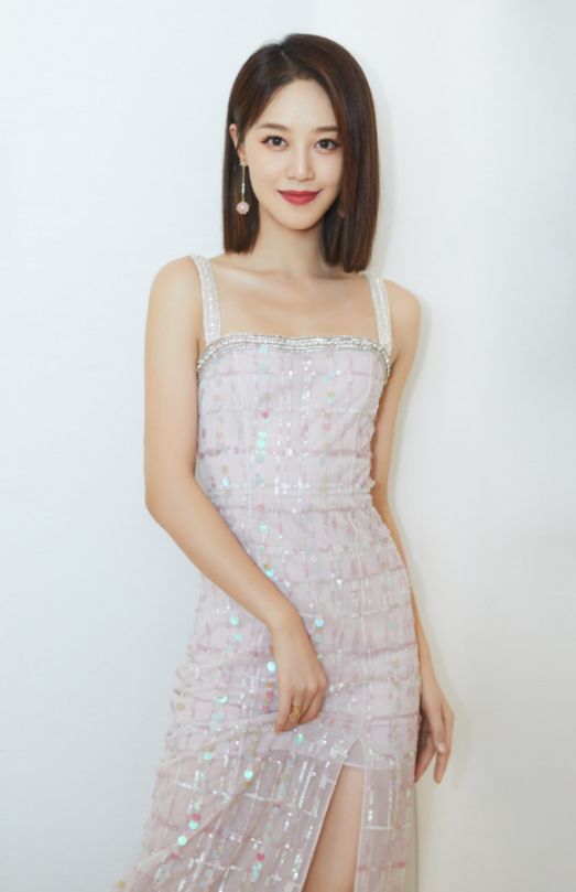 蓝盈莹穿粉色吊带连衣裙，如此少女谁还敢说她野心重 明星搭配 第1张