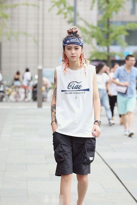 路人街拍，小姐姐穿衣风格更倾向性感风，很是好看 街拍 第1张