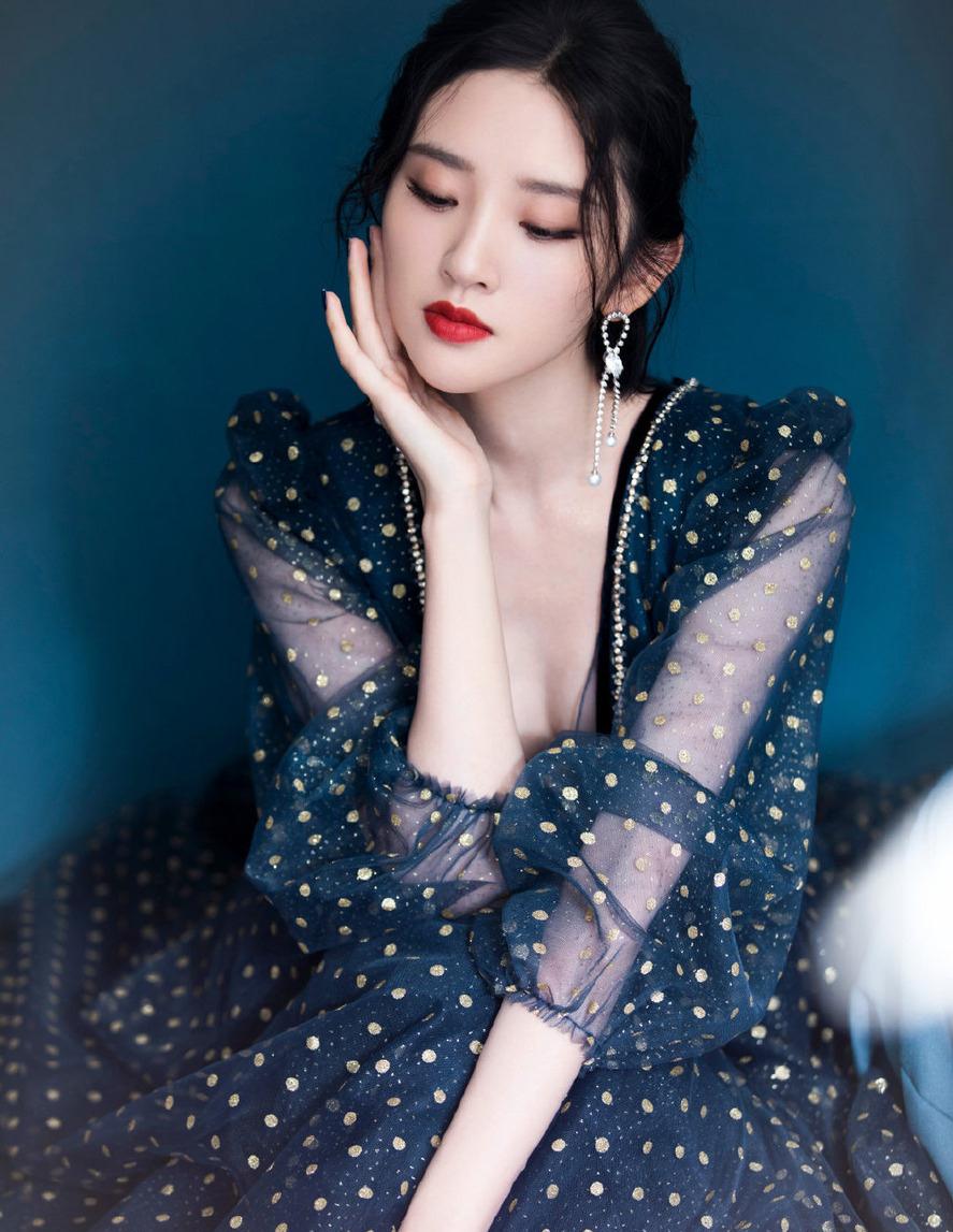 唐艺昕穿深V波点纱裙，气质和甜美长相不搭，张若昀怎么不管管？ 时尚 第3张