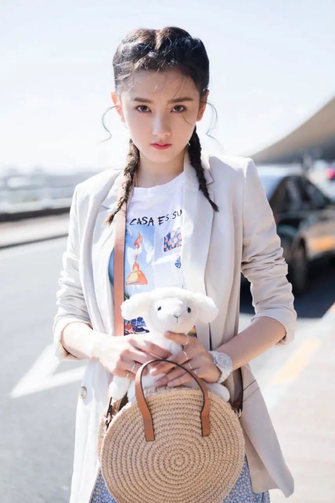 宋祖儿休闲小西服搭碎花半身裙，满屏都是少女感 明星搭配 第1张