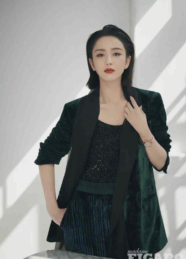 佟丽娅时尚封面太酷，西装搭肩头飙爽十足，性感黑色无尽风情 明星搭配 第3张