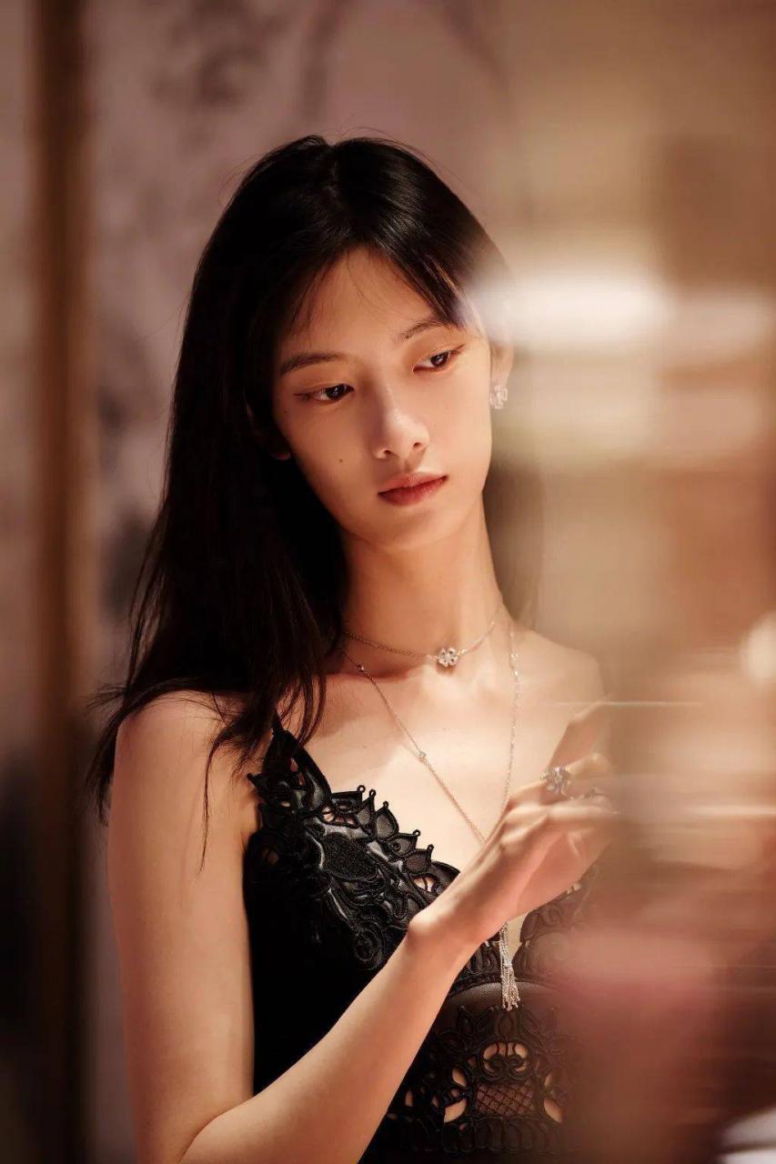 超模cici项偞婧的美是一种非常轻盈的美 时尚 第3张