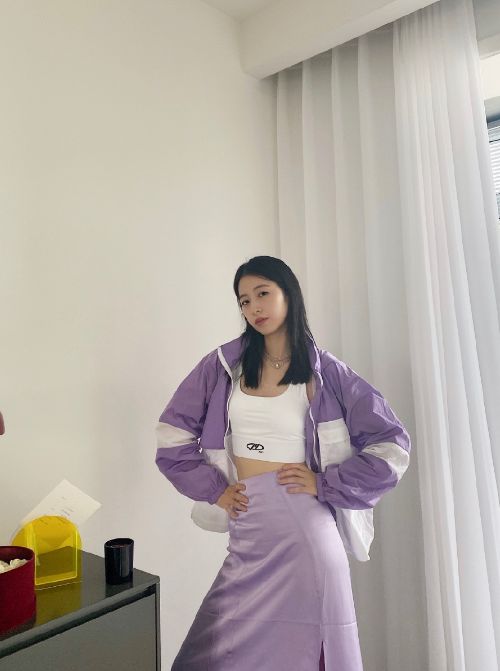 周雨彤私服“咸鱼身”意外惹人爱，原来瘦子才是真好看 时尚 第1张