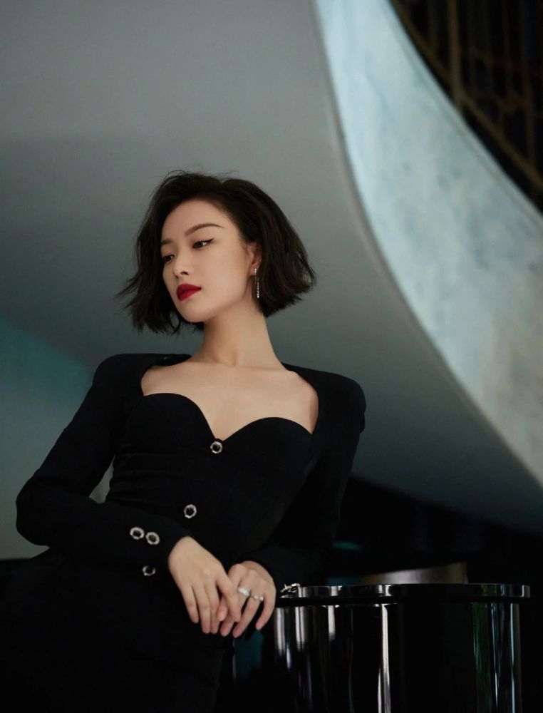 “脸大”偏偏还剪了短发？不久靠这几招，修饰脸型连倪妮都用上了 美容健康 第7张