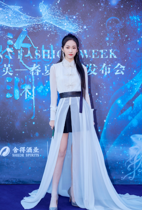 你还只知道小银花？杨肸子穿“马戏服”亮相，搞怪形象惹人爱 时尚 第1张