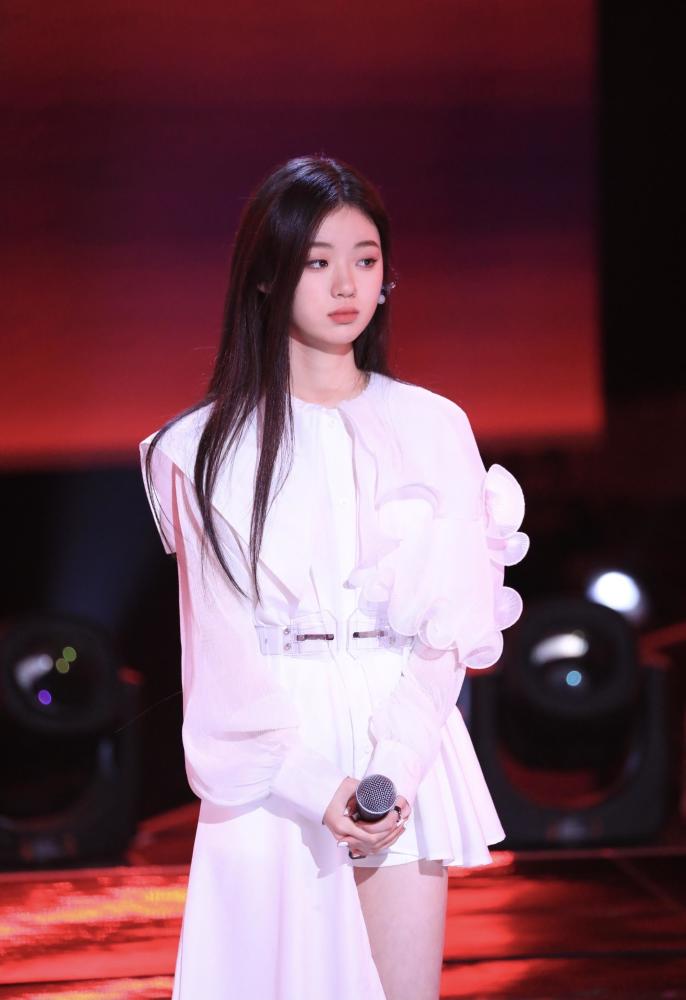 18岁单依纯唱哭观众，这颜值太惊艳了 明星搭配 第4张