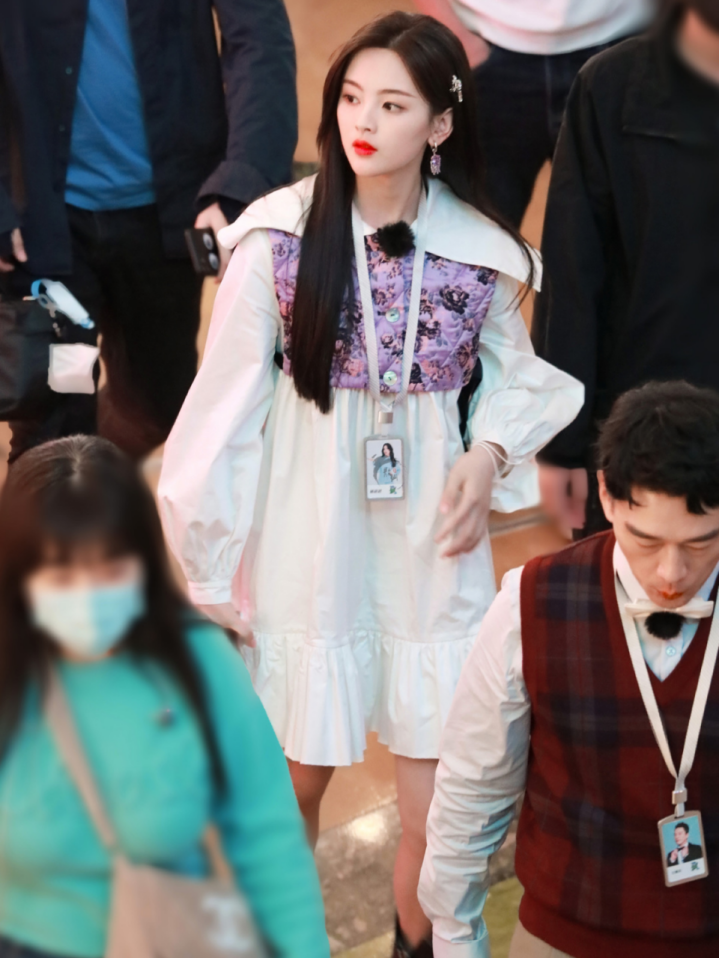 杨超越穿白色连衣裙，软萌可爱把少女的美好表现得淋漓尽致！ 明星搭配 第2张