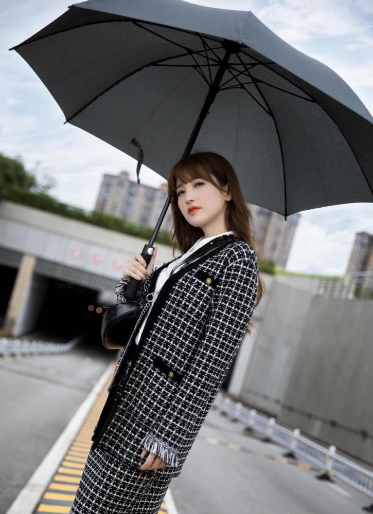 金莎黑白拼接的小香风格纹西装，扎丸子头仍如少女 时尚 第7张