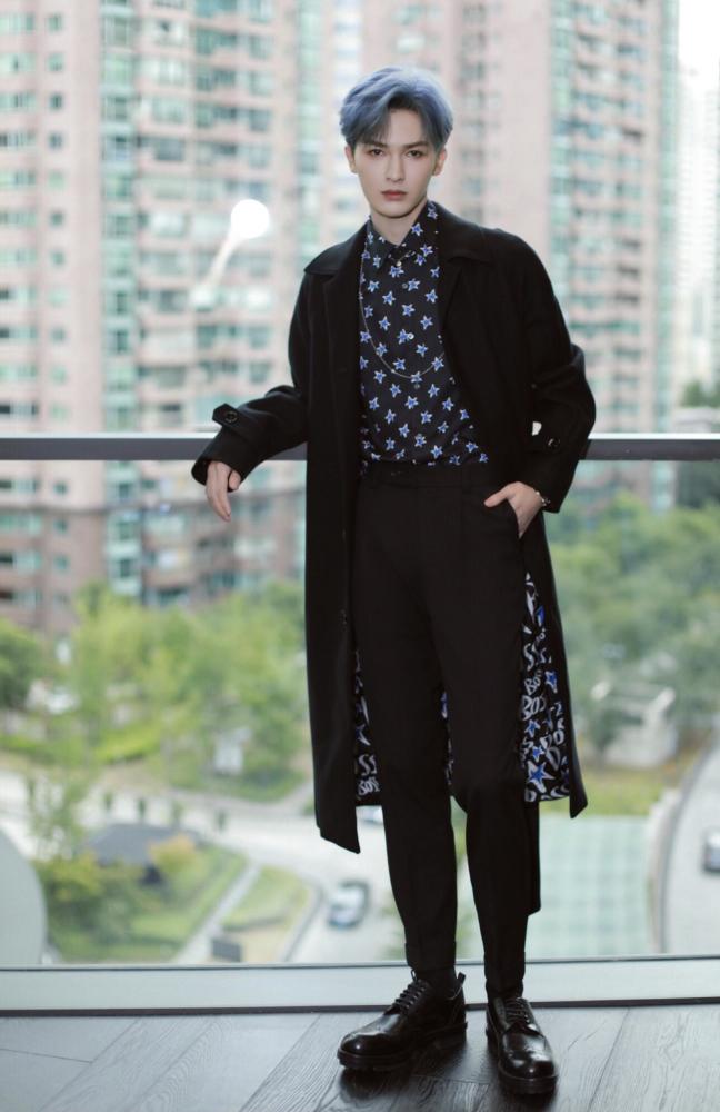 小鲜肉朱正廷衬衫外面搭配一件条纹外套，既显瘦又时尚 明星搭配 第5张