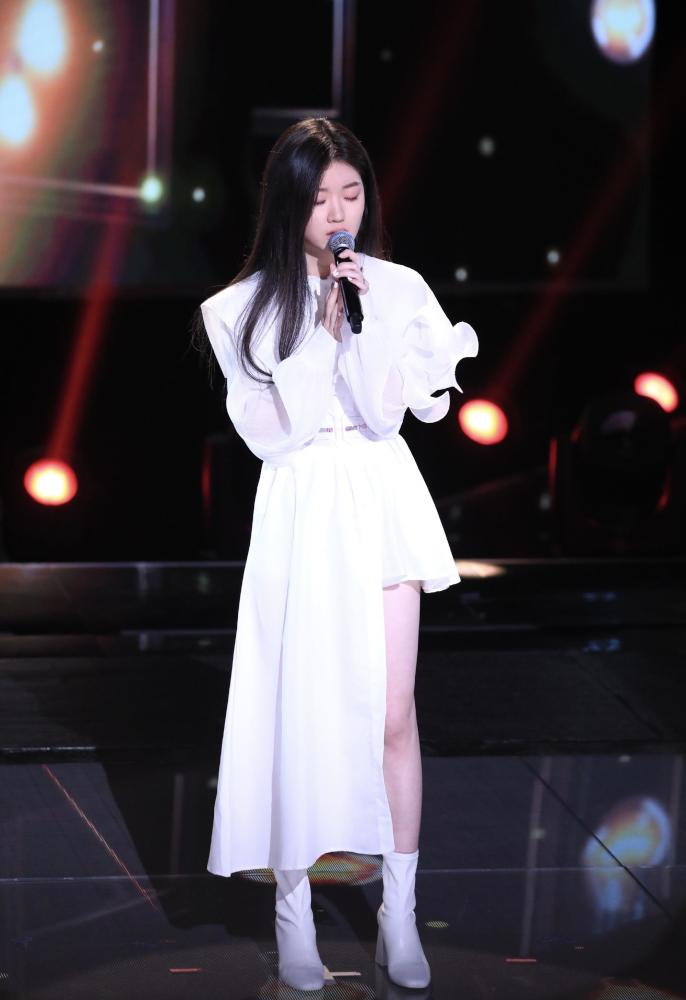 18岁单依纯唱哭观众，这颜值太惊艳了 明星搭配 第3张