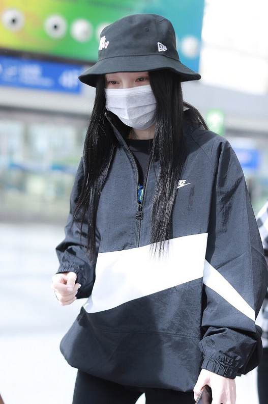 李小璐穿运动外套配黑色打底裤简单和大气 时尚 第1张