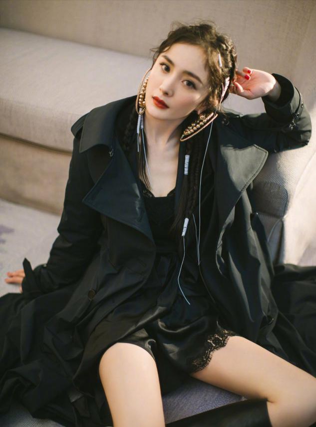 杨幂高扎卷发配过膝靴美艳照人，蜂腰长腿吸睛养眼 时尚 第1张