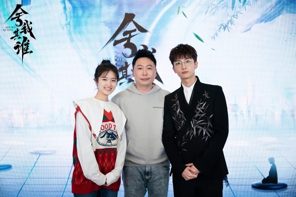 李兰迪穿红绿格毛衣扎丸子头甜美复古！ 明星搭配 第4张