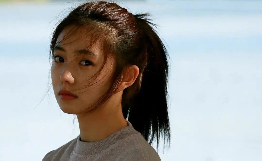 张艺谋新电影女主公开，16岁就成“谋女郎”，待播电影资源爆表 明星搭配 第2张