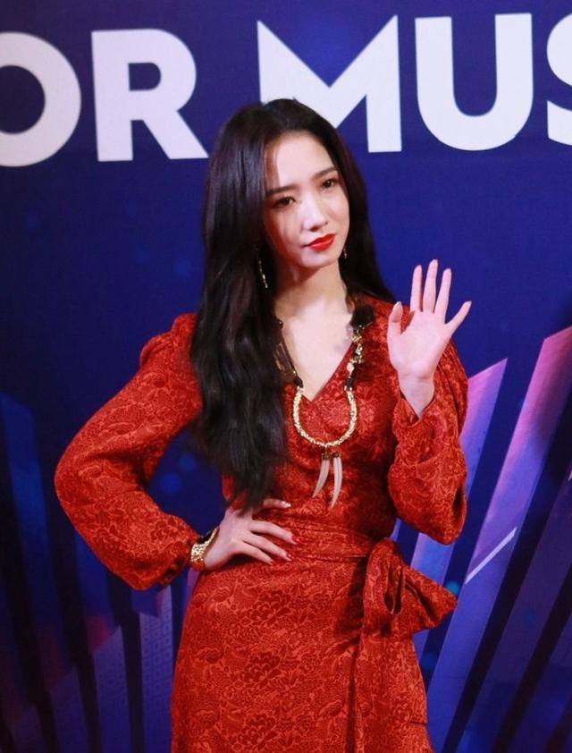 孟美岐身穿红色长裙出席活动，小小年纪却穿得像40岁 时尚 第4张