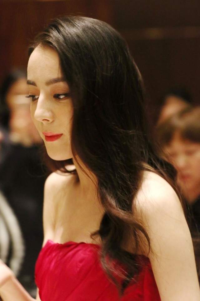 迪丽热巴生图比精修还美，就算是没有滤镜还是看着很美 时尚 第5张