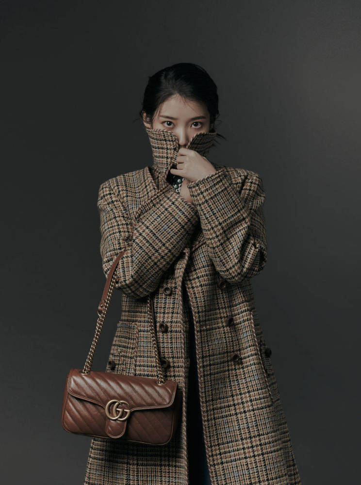 IU李知恩《GQ》杂志大片公开，娇俏美人变身高冷美女惊艳全场 时尚 第3张