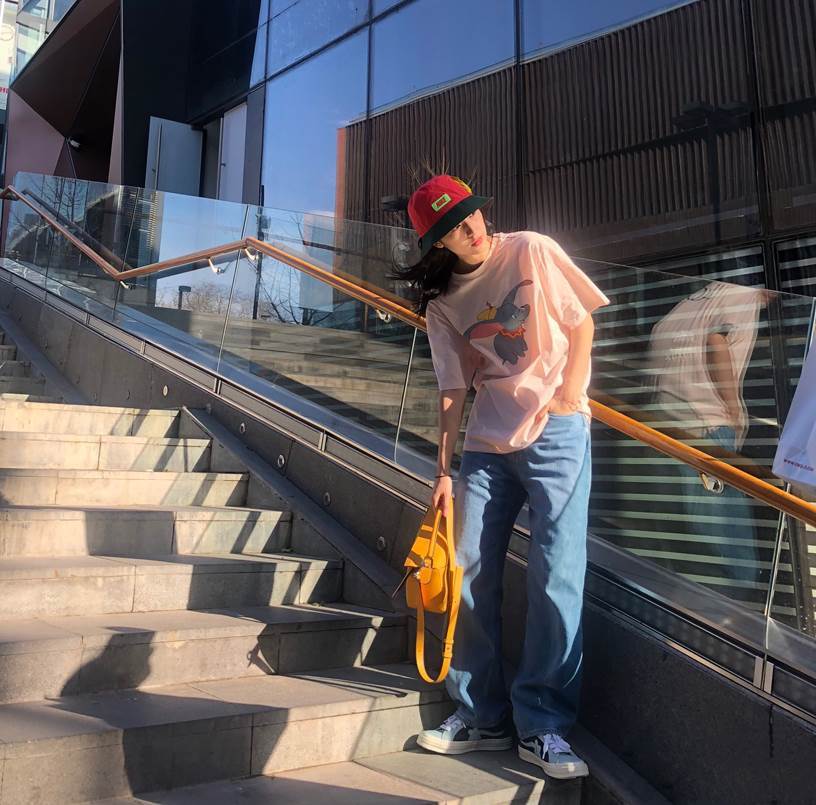 背个保温杯就出来摆POSE？周雨彤的搭配还真挺可爱 时尚 第6张