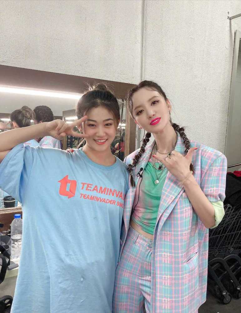 张萌穿黄灰色拼接连衣裙优雅大气，不愧为气质女神 时尚 第3张