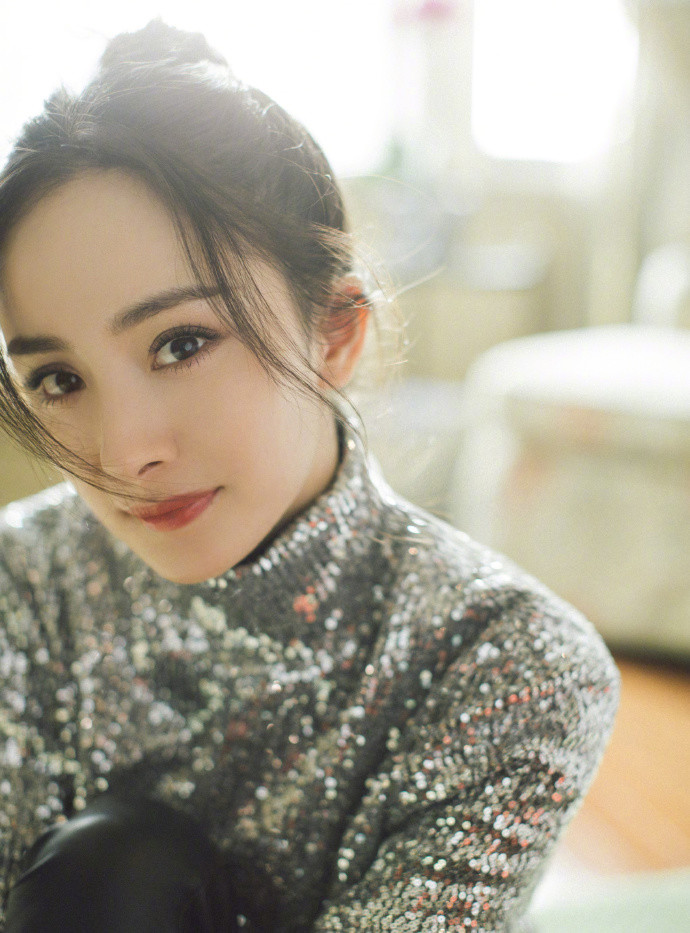 杨幂“钻石口罩”搭配高领针织衣，洋气少女好吸睛 时尚 第1张