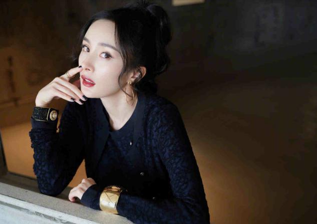 杨幂高扎卷发配过膝靴美艳照人，蜂腰长腿吸睛养眼 时尚 第3张