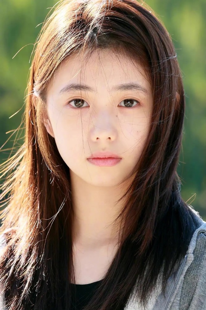 张艺谋新电影女主公开，16岁就成“谋女郎”，待播电影资源爆表 明星搭配 第1张
