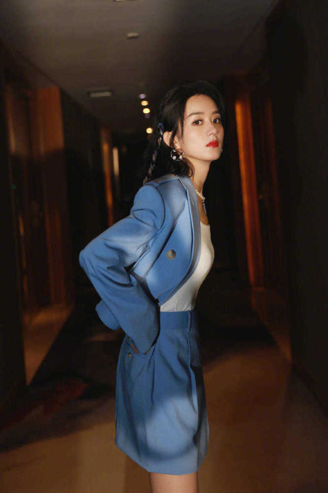 赵丽颖穿蓝色西服套装干练大气，高级大气 时尚 第3张