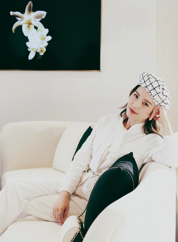 刘诗诗的美藏在骨子里，穿白色搭配优雅大气，贝雷帽更添气质 明星搭配 第4张