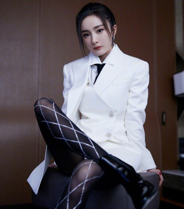 杨幂高扎卷发配过膝靴美艳照人，蜂腰长腿吸睛养眼 时尚 第4张