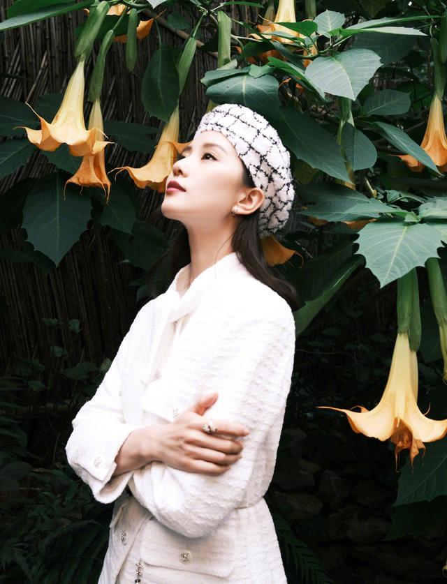 刘诗诗的美藏在骨子里，穿白色搭配优雅大气，贝雷帽更添气质 明星搭配 第1张