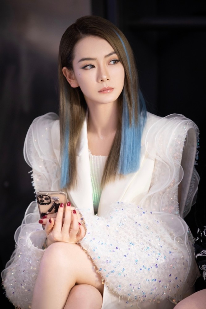戚薇一袭白色西装裙冷艳霸气，冰水蓝挑染发色好魅惑 时尚 第1张