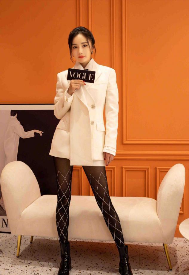 杨幂高扎卷发配过膝靴美艳照人，蜂腰长腿吸睛养眼 时尚 第5张