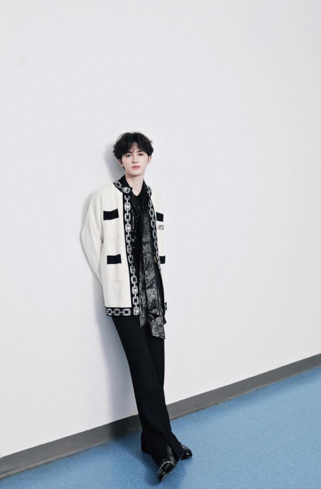 小鲜肉朱正廷衬衫外面搭配一件条纹外套，既显瘦又时尚 明星搭配 第8张