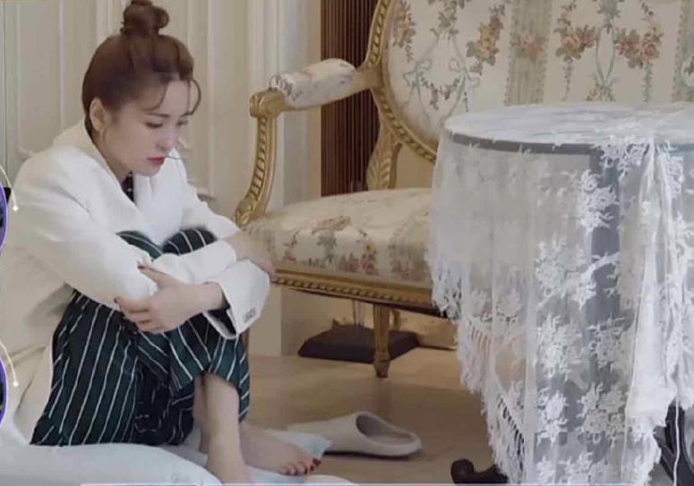 金莎黑白拼接的小香风格纹西装，扎丸子头仍如少女 时尚 第2张