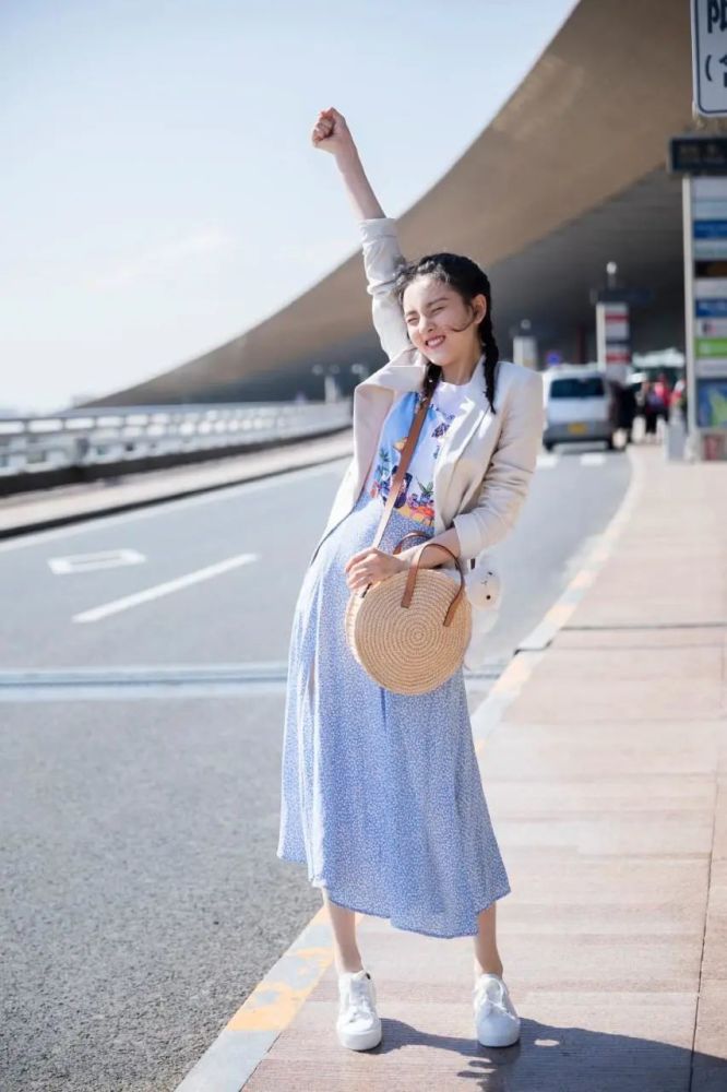 宋祖儿休闲小西服搭碎花半身裙，满屏都是少女感 明星搭配 第4张