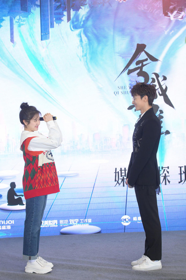 李兰迪穿红绿格毛衣扎丸子头甜美复古！ 明星搭配 第6张