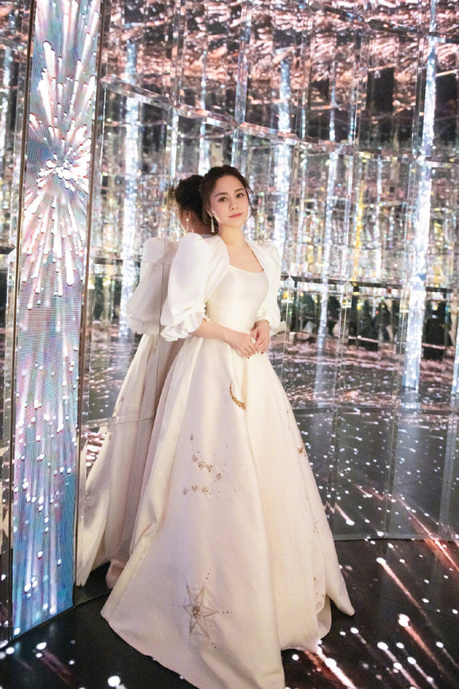 钟欣潼瘦身后穿公主裙出席活动，39岁少女感满满 时尚 第2张