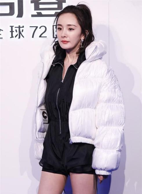 杨幂穿厚外套不配长裤配丝袜，冬季私服真大胆！ 街拍 第7张