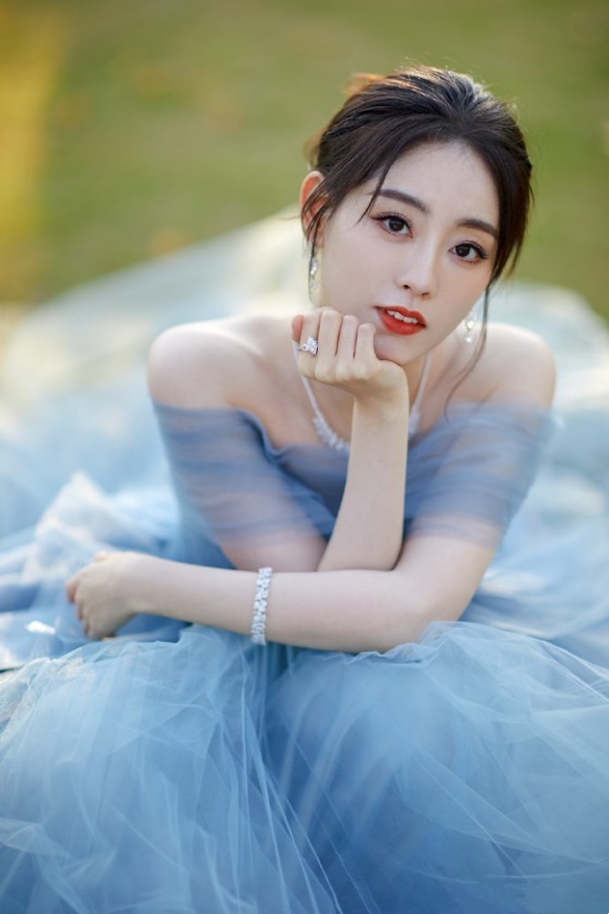 祝绪丹穿蓝色薄纱裙梦幻唯美，徜徉在如画般的风景里美如公主 明星搭配 第1张