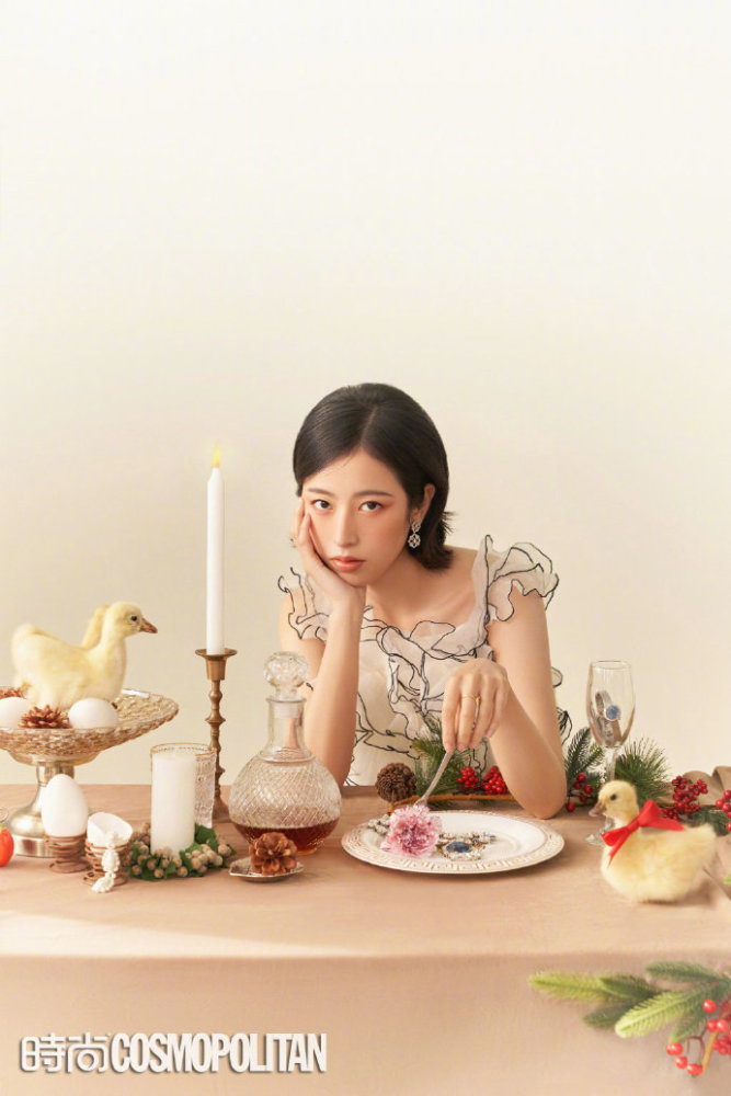 周雨彤圣诞大片灵动俏皮，和美食美酒鸭鸭狗狗一起狂欢，时髦个性 时尚 第1张
