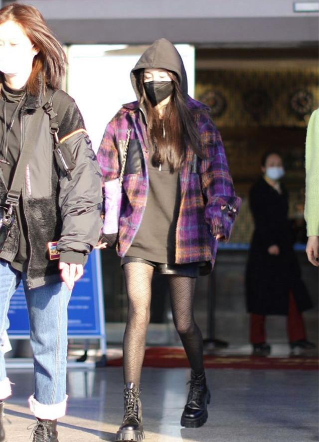 杨幂穿厚外套不配长裤配丝袜，冬季私服真大胆！ 街拍 第1张