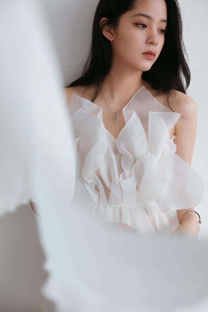 少女感怎么穿？学欧阳娜娜完美示范白色纱裙宛如花仙子 时尚 第3张