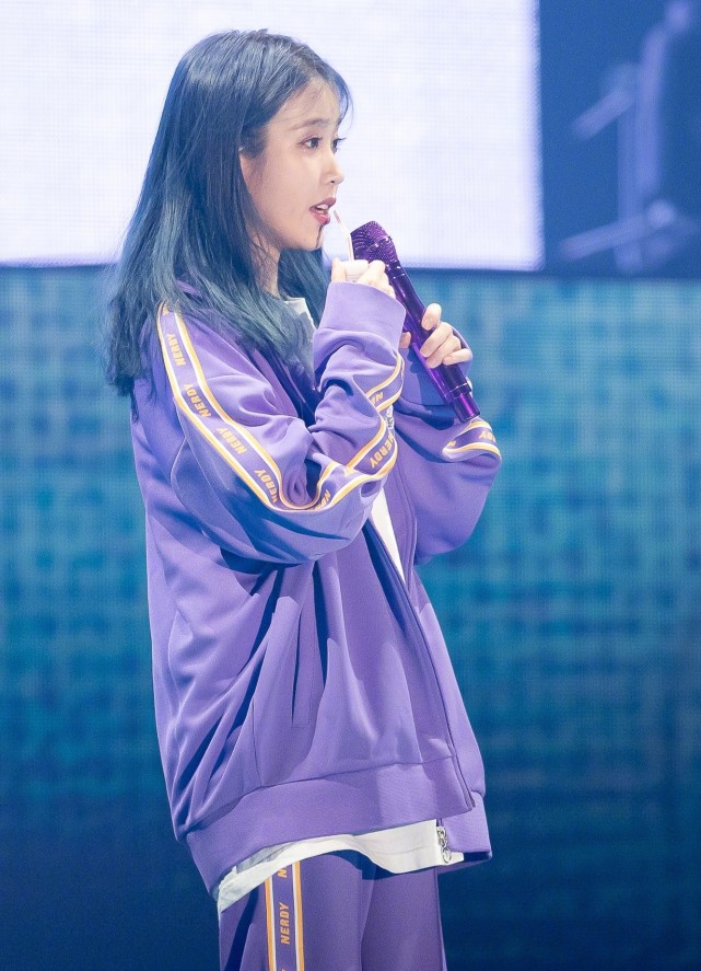 蓝色头发的IU好漂亮，穿紫色运动服唱歌休闲大方，颜值高穿什么都好看 明星搭配 第3张