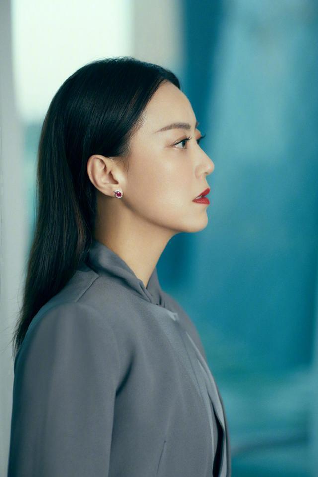 “最美经纪人”霍汶希穿灰色套装走红毯，48岁身材气质不输明星 时尚 第1张